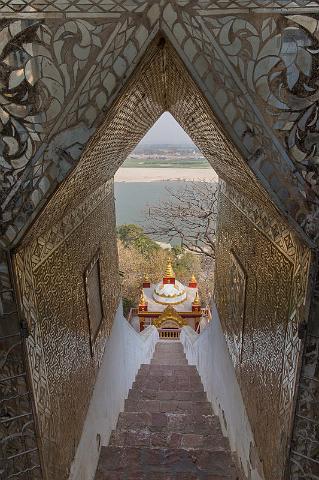 099 Mandalay, Sagaing Heuvel, Shin Pin Nan Kain Pagode.jpg